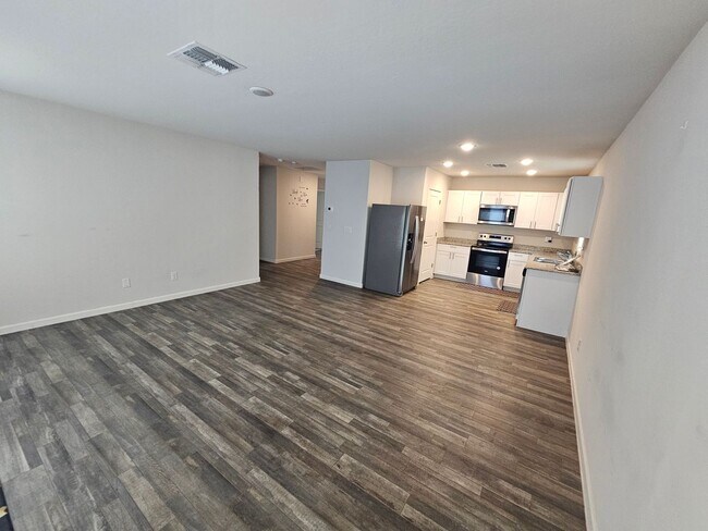 Foto del edificio - ONE MONTH FREE RENT W/2 YR LEASE 3 BEDROOM...