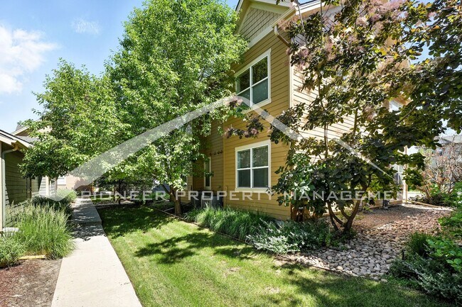 Building Photo - Cozy Townhome with Central AC and Washer/D...