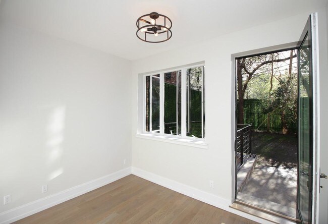 Building Photo - 96 Adelphi St