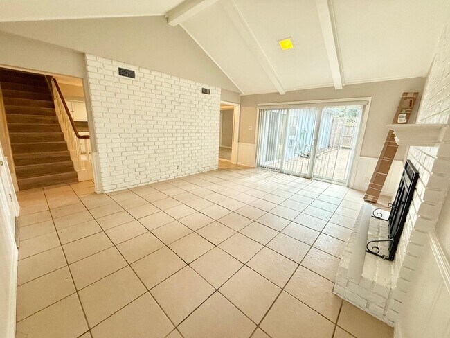 Building Photo - 3-bed/2-bath with 2-car Garage!