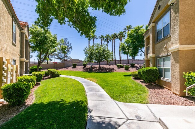 Foto del edificio - Beautiful 2Bed/2Bath First Floor Condo located in Silverado Ranch
