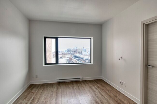 Building Photo - 30 Bd Saint-Joseph E