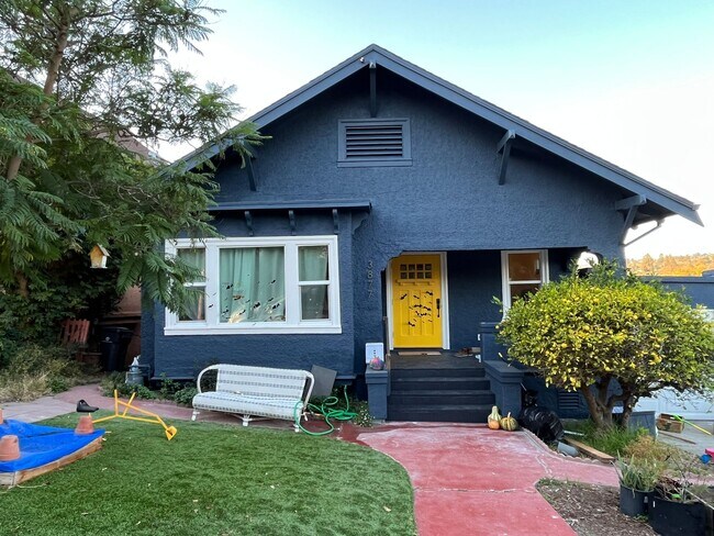 Building Photo - 3877 Greenwood Ave