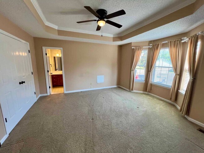 Foto del edificio - 3 Bed 2 Bath with Garage & *Fenced Backyar...