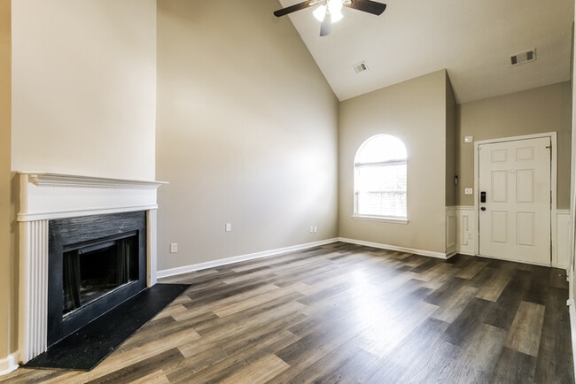 Building Photo - Fantastic 5bd/2.5ba home! Let yourself in!
