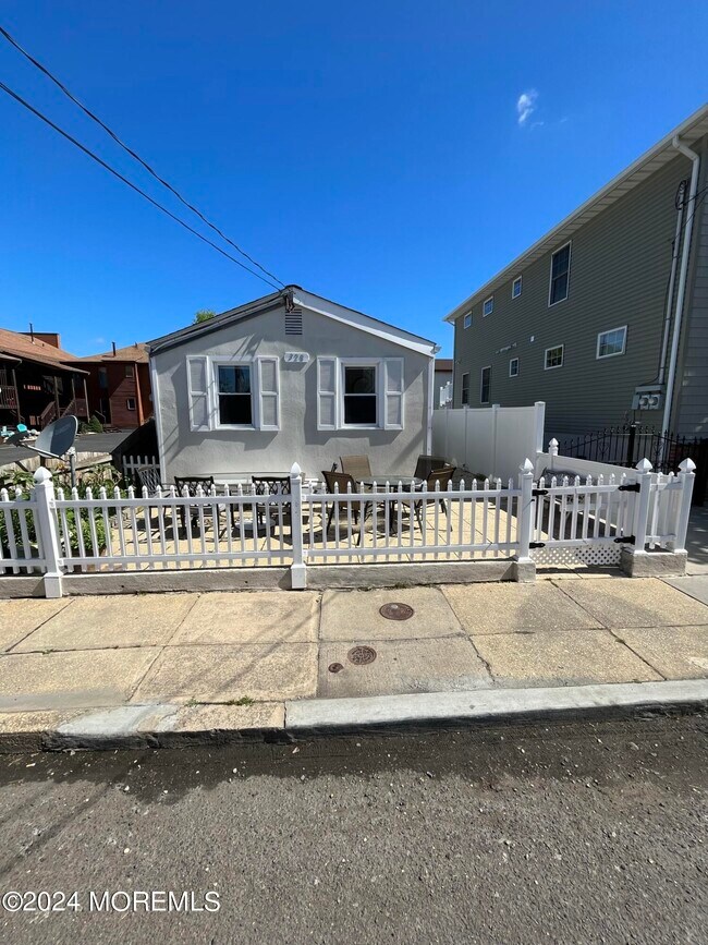 Building Photo - 328 Sumner Ave