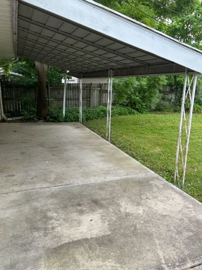 Building Photo - 3 Bedroom Home w/Large Yard and Detached G...