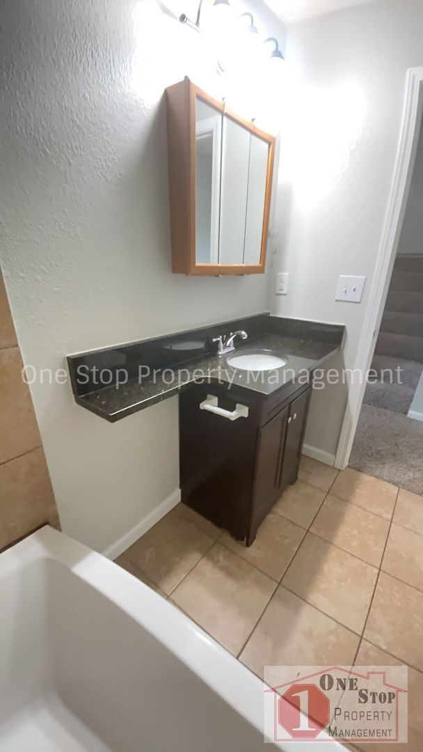 Building Photo - Spacious 3 Bedroom, 1 Bathroom Duplex for ...