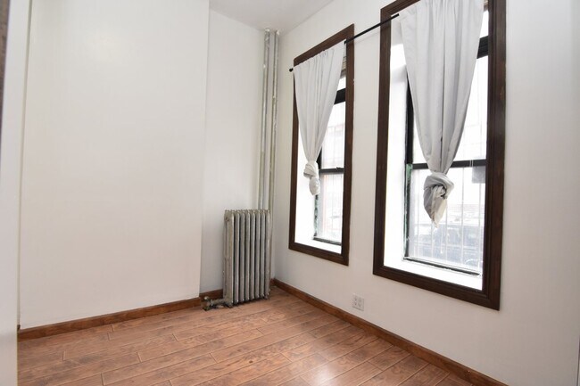 Foto del edificio - 8 West 119 St, Apt 4