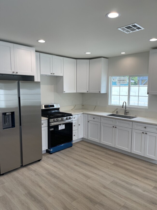 Foto del edificio - 8142 Redbush Ln