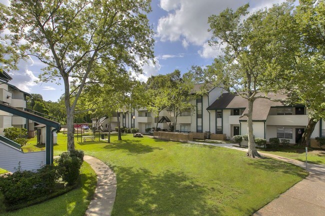 Building Photo - 2211 Cobblestone Ln