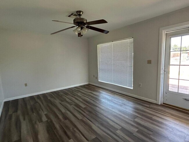 Foto del edificio - 6106 NW Ash Ave