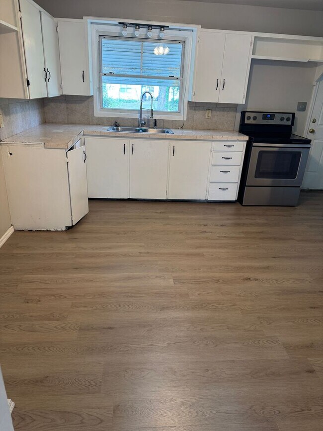 Foto del edificio - 1669 S Hickory Ave