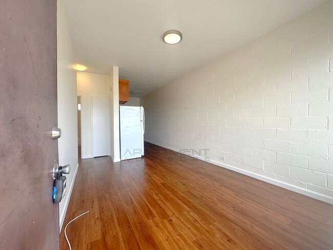 Building Photo - Flat $100 1st Month Rent Special! | Spacio...