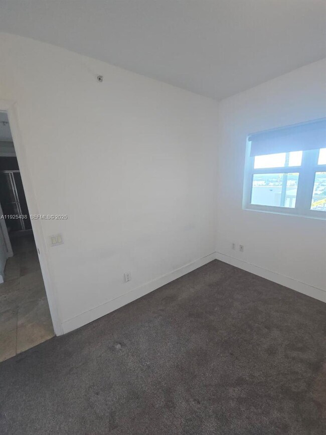 Foto del edificio - 14951 Royal Oaks Ln