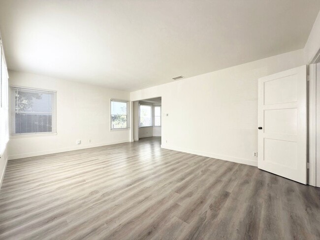 Building Photo - Coastal Charm Full of Upgrades!