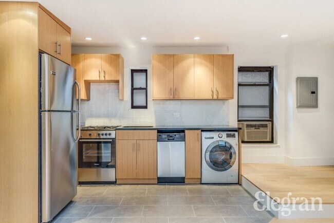 Building Photo - 156 E 39th St