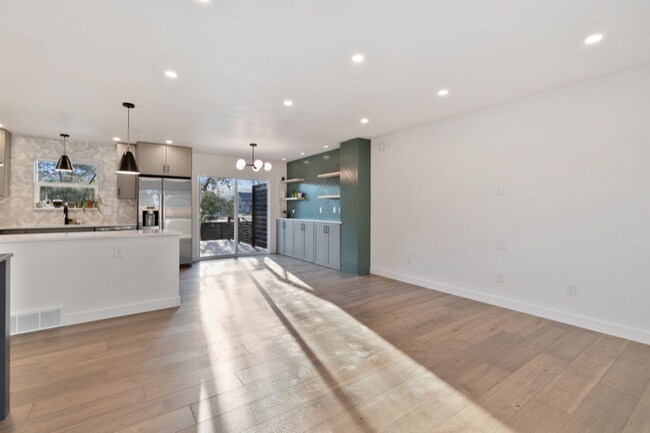 Building Photo - 933 Timber Ln