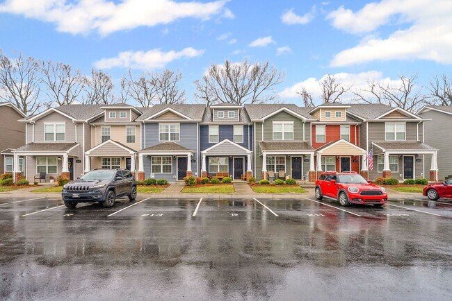 Foto del edificio - 2 Bedroom Condo For Rent With Community Swimming Pool!