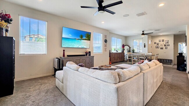 Foto del edificio - Like new home in a new GATED development! ...
