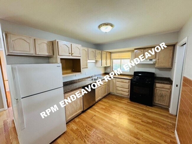 Building Photo - 3 Bed 1.5 Bath. Move in Ready! Deposit Fre...