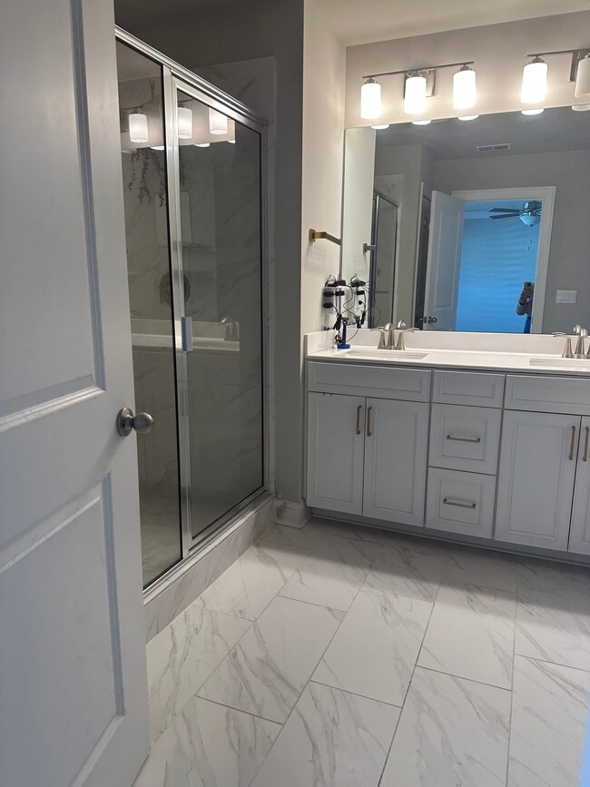 Building Photo - 805 Mackay Crk