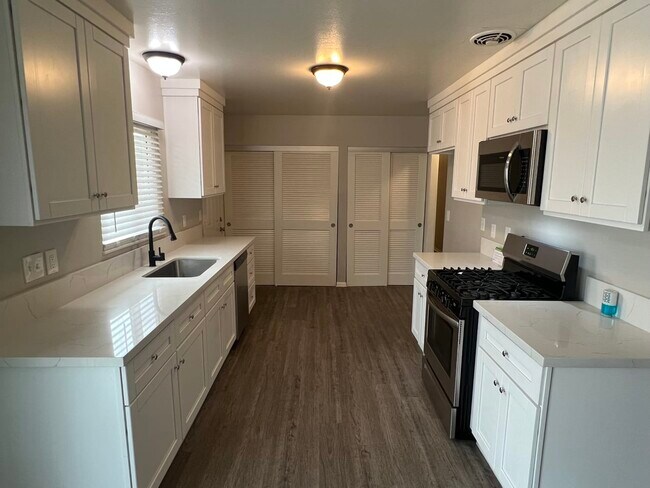 Building Photo - 321 W Hacienda Dr