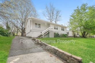 Building Photo - 818 Waugh St