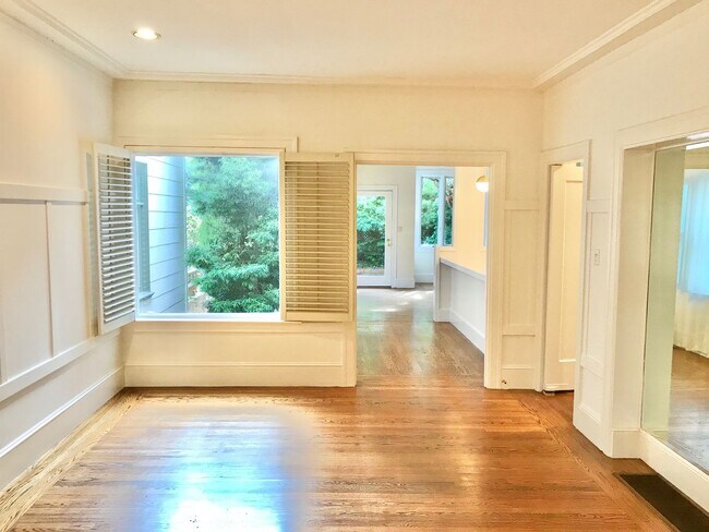 Foto del edificio - Beautiful 3Br+/2.5Ba Sea Cliff Edwardian H...