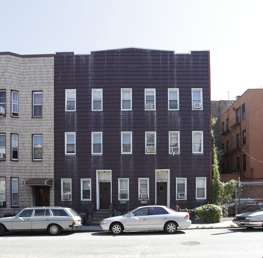 Building Photo - 584 Lorimer St