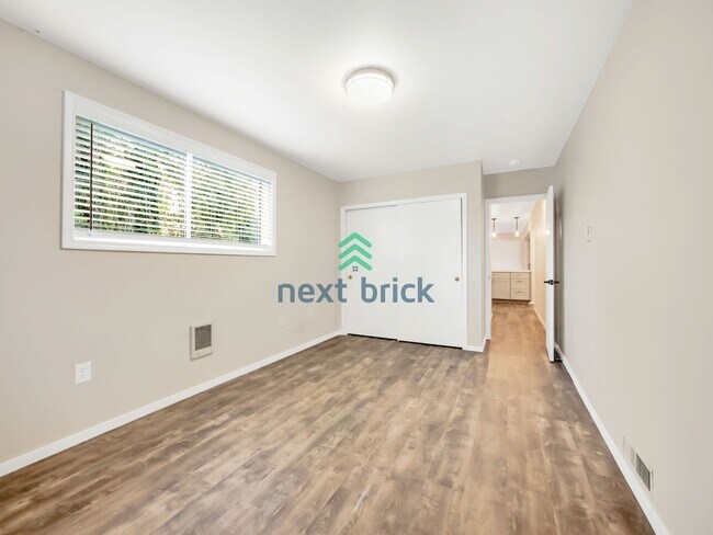 Foto del edificio - 5 Bed and 3 Bath Single-family Home Availa...