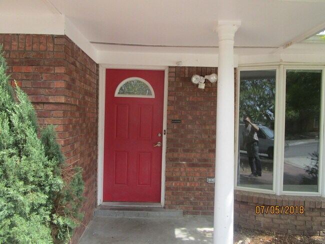 Building Photo - NE 4BR 2 Bath 2400SF