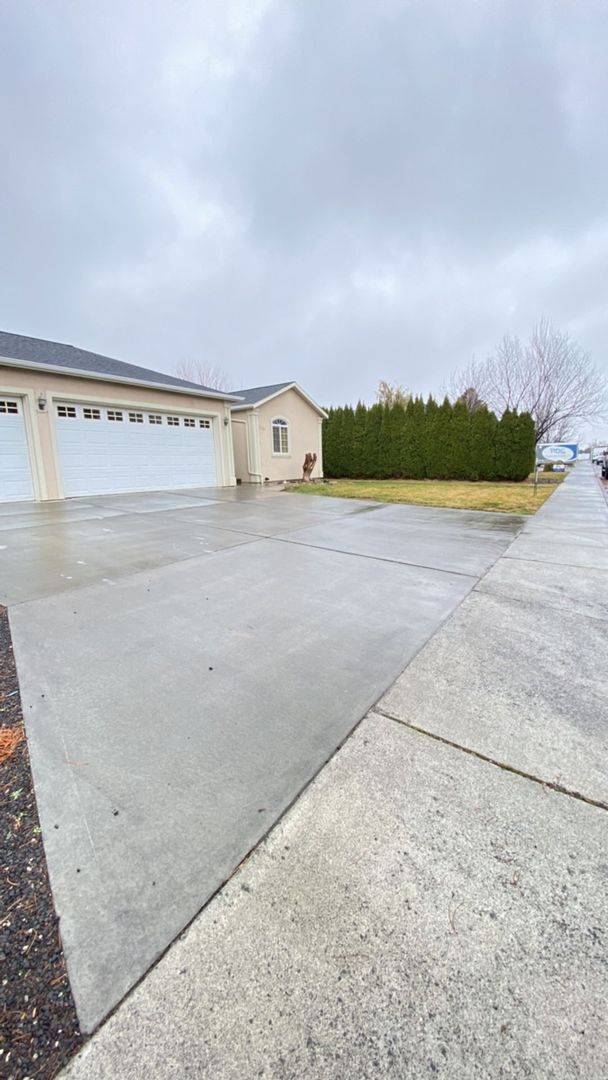 Foto del edificio - Triple Car Garage & New Interior Paint