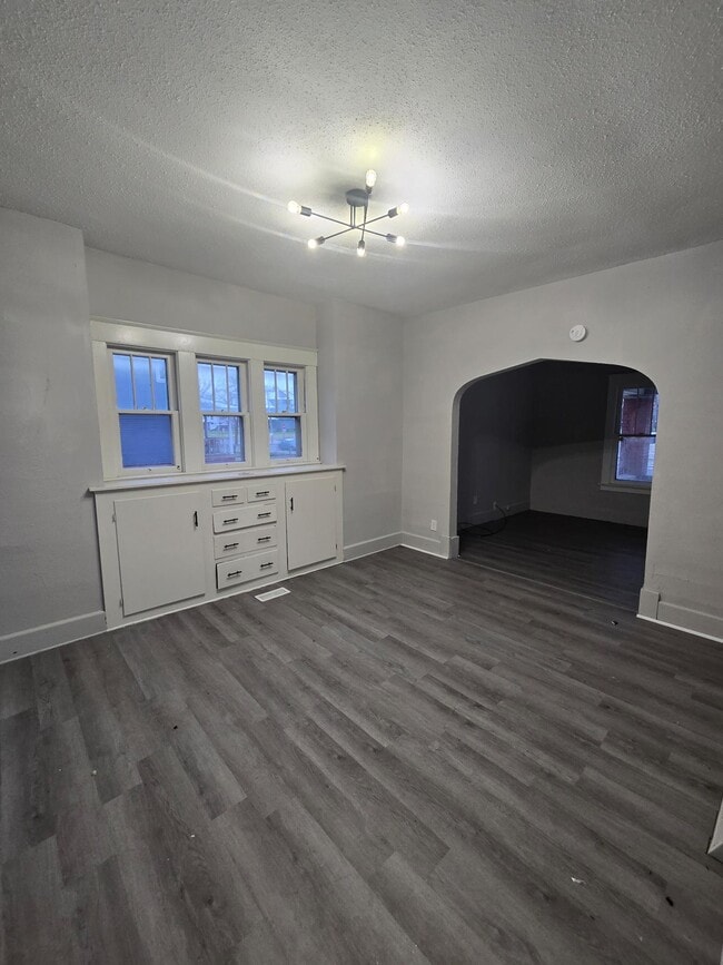 Foto del edificio - 2358 Putnam St