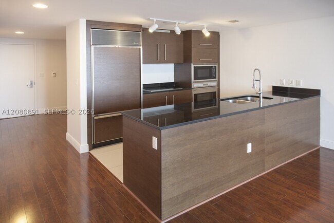 Foto del edificio - 475 Brickell Ave