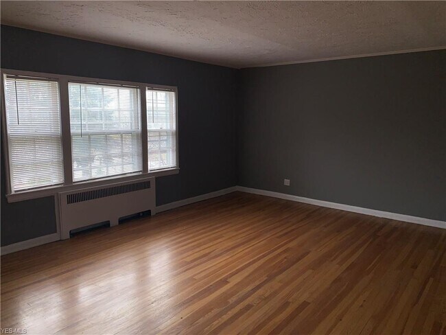 Building Photo - 15515 Van Aken Blvd