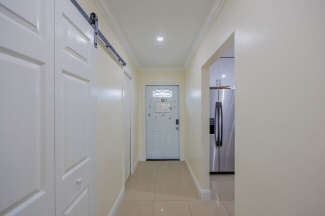 Foto del edificio - 8325 Fairway Rd