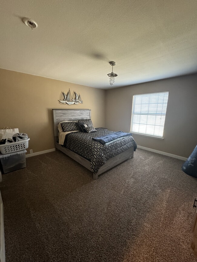 Building Photo - 2300 Stoneleigh Pl