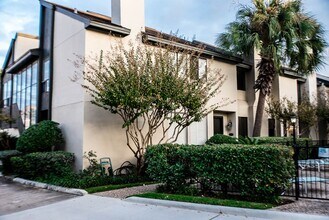 Building Photo - 1112 Bering Dr