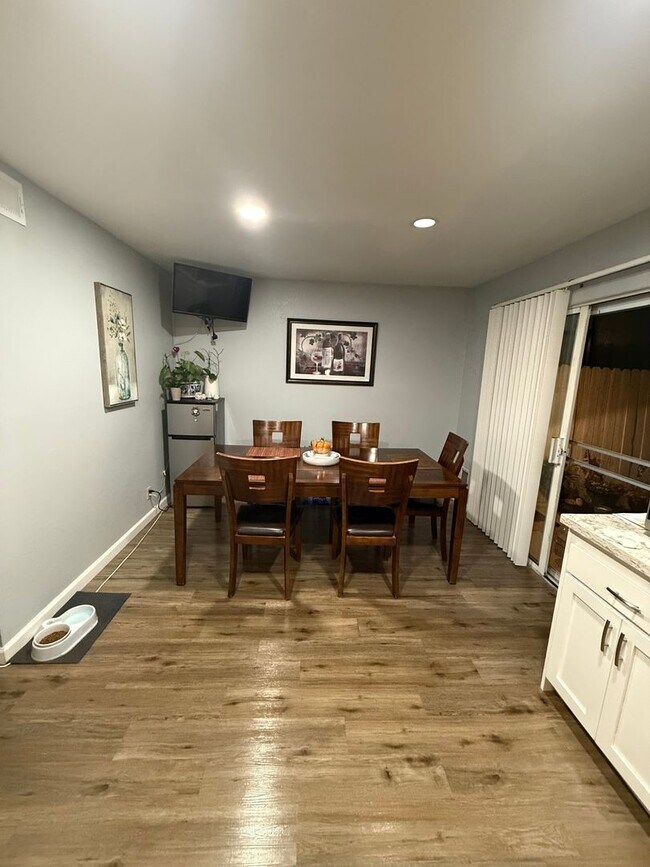 Building Photo - Charming 4Bdr Townhome in Reseda
