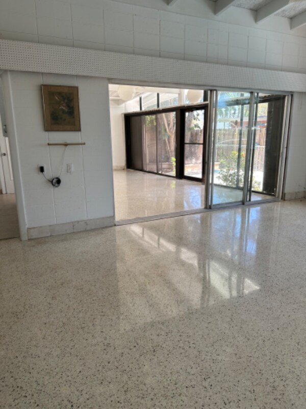 Foto del edificio - 7512 W Lake Dr