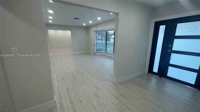 Foto del edificio - 8320 SW 142nd St