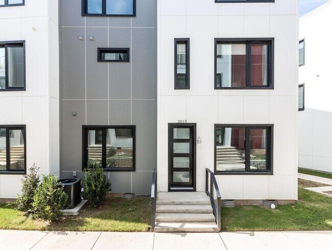 Building Photo - 2013 Jade St