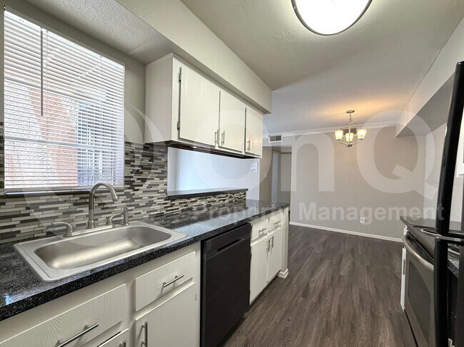 Building Photo - 2625 E Indian School Rd