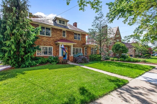 Building Photo - *Beautifully Updated & Spacious 4BD/4BA Si...