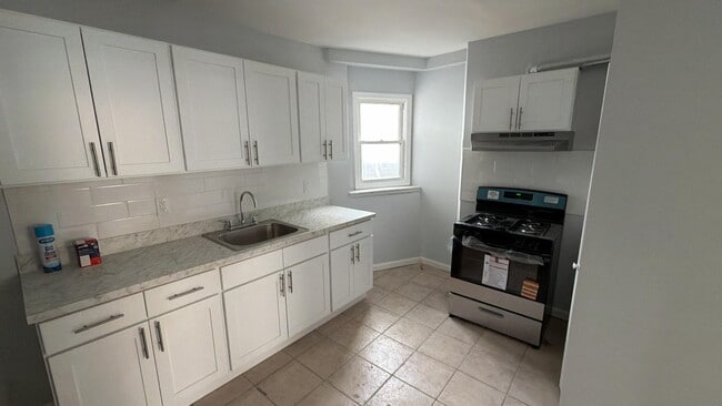 6 Rutgers Ave Bsmt - 8 Rutgers Ave