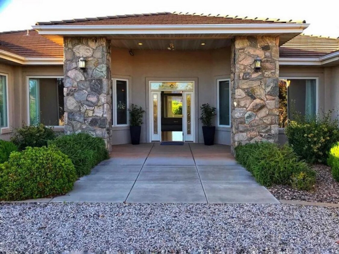Primary Photo - Gorgeous 4 Bedroom, 5 Bathroom Home locate...