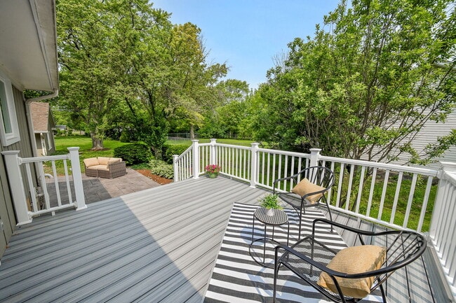 Building Photo - 493 Sunset Dr