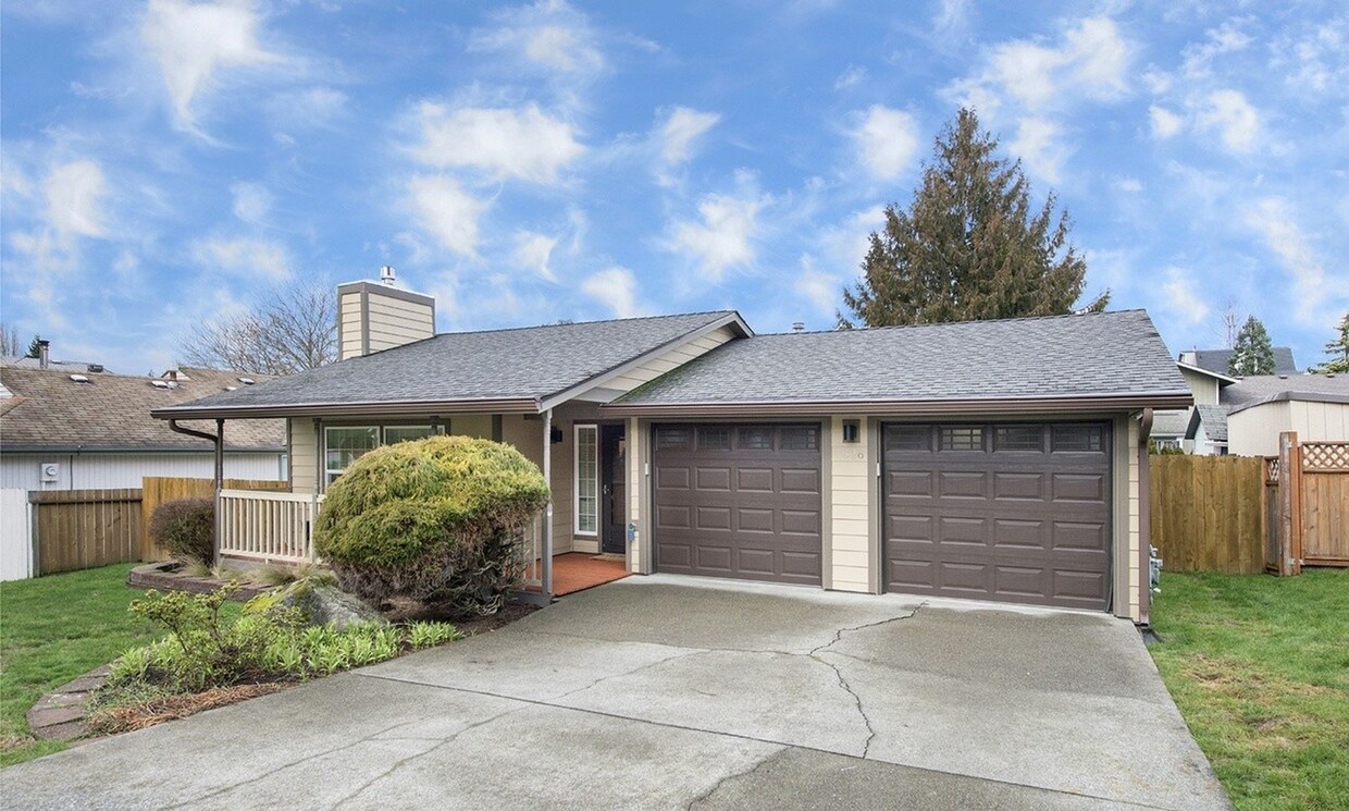 Primary Photo - Bright Beautiful Home with huge fenced bac...