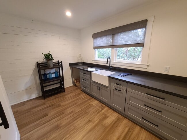 Foto del edificio - 1324 Johnson Ave